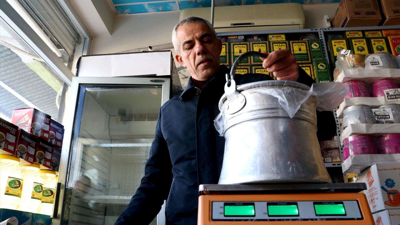 Köy yoğurduna talebin arttığını dile getiren Öztürk, eskiye göre köy yoğurduna talebin daha fazla olduğunu, vatandaşların organik ürünlere yöneldiğini aktardı.