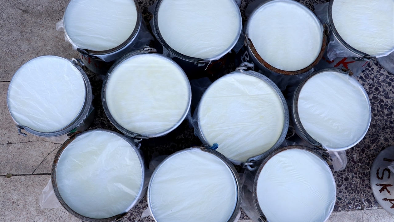 Her sabah 05.30`da ev ev dolaşarak hazırlanan yoğurtları topladığını anlatan Öztürk, yoğurtları anlaşmalı olduğu Seyitoğulları`nın iş yerine getirdiğini aktardı.