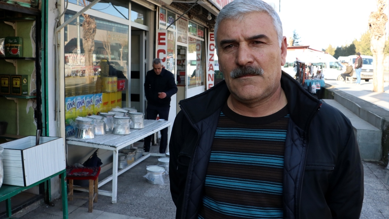  Merkez Yenişehir ilçesinde küçük bir bakkal dükkanı işleten Cahit Seyitoğulları, 32 yıldır köylerden toplanarak yanına getirilen ev yoğurdu sattığını belirtti.