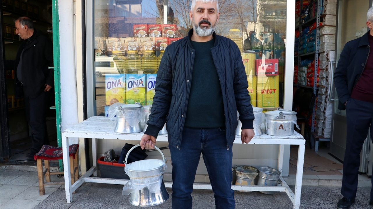 Müşterilerden Eyüp Çiçek, köyden her gün taze yoğurt geldiğini anlatarak, köy yoğurdu tercih ettiklerini aktardı.