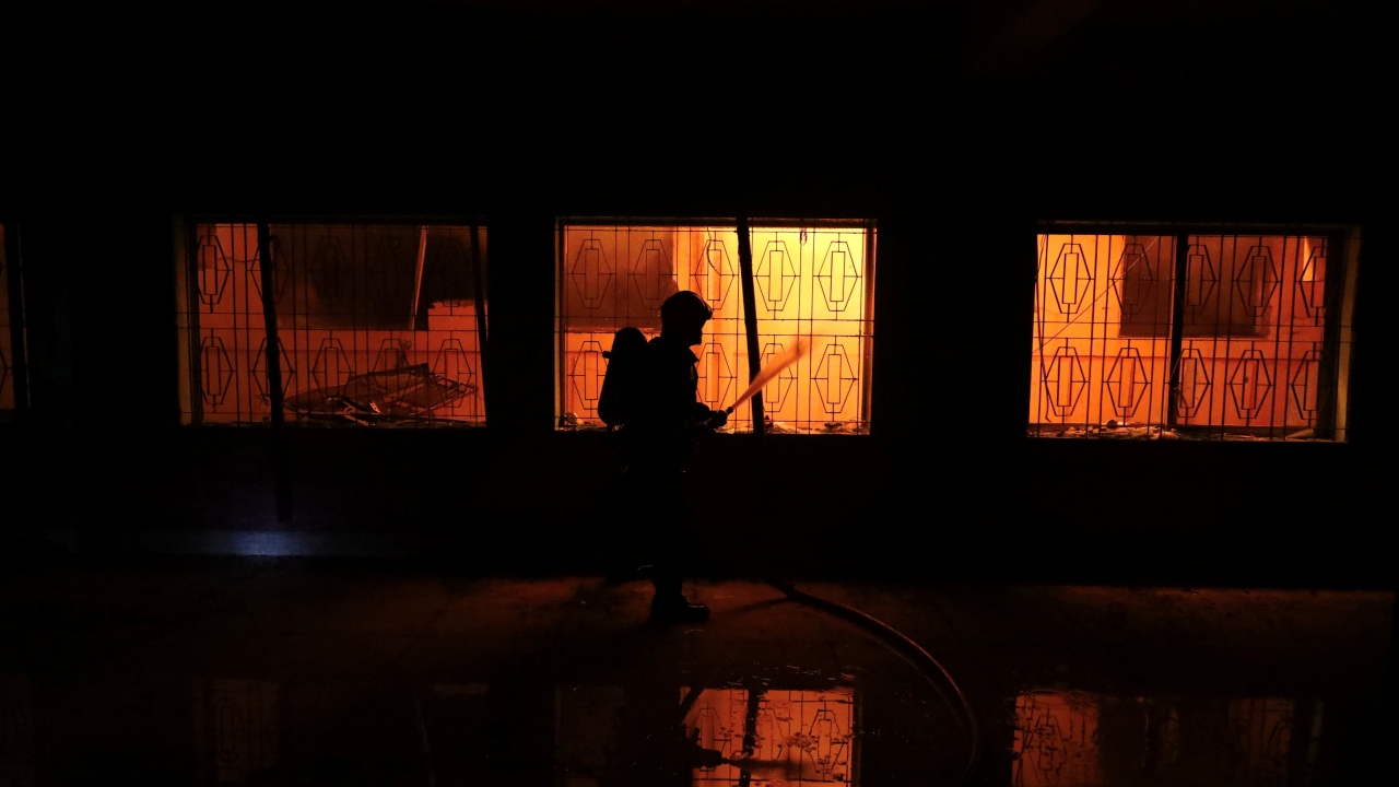 Yangının, 9 saat süren çalışmaların ardından büyük ölçüde kontrol altına alındığı kaydedildi.