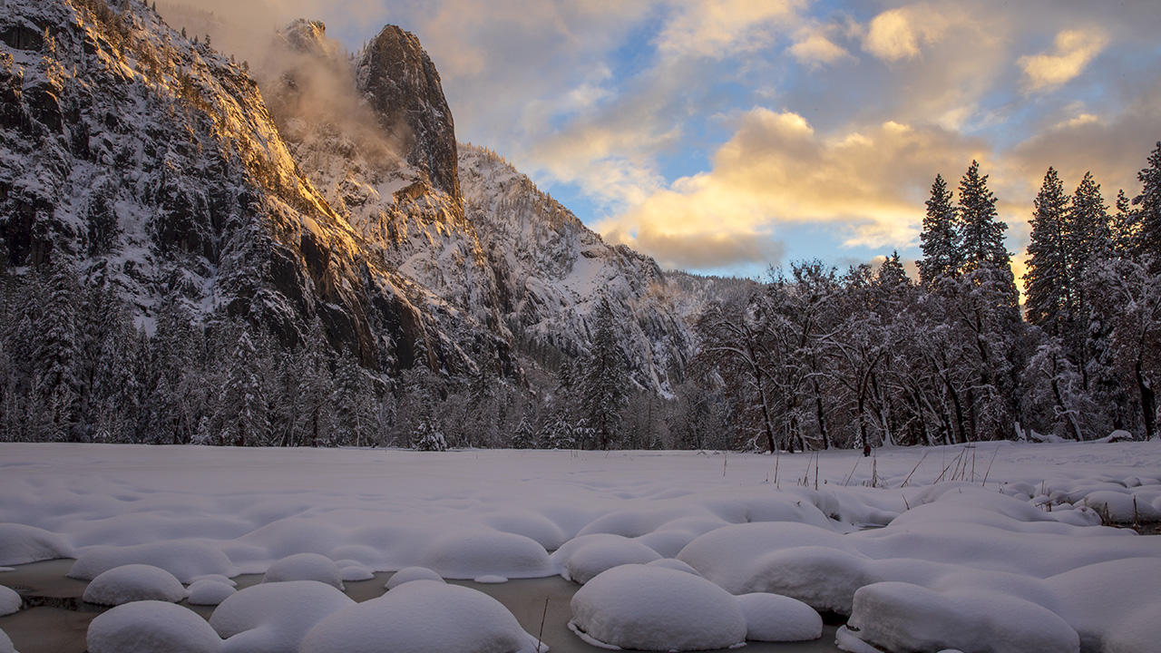 Yosemite Vadisi`ni her yıl 3 milyondan fazla turist ziyaret ediyor.