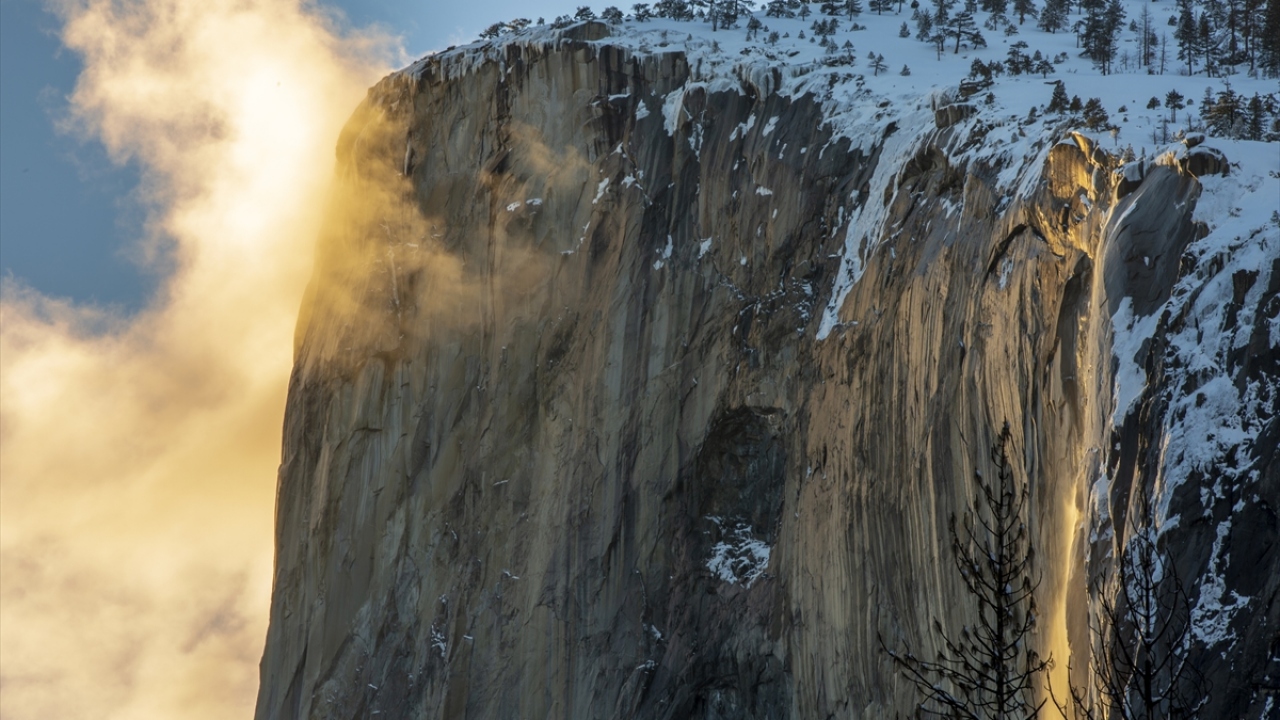 Vahşi yaşam alanına sahip olan ve 1984`te UNESCO tarafından Dünya Mirasları`na dahil edilen milli park, granit kayalıkları, şelaleleri, akarsuları ve Sekoya ağaçlarını barındırıyor.