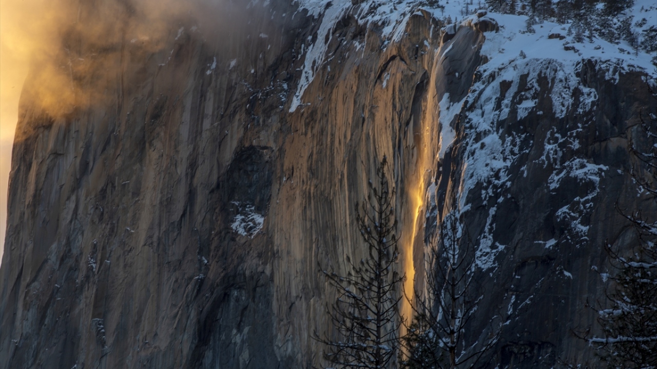 Senede sadece Şubat ayının ortasında ve bir kaç gün süren, güneşin batımı anında çok kısa bir süre gerçekleşen (Fire Falls) Kızıl Şelale böyle görüntülendi.