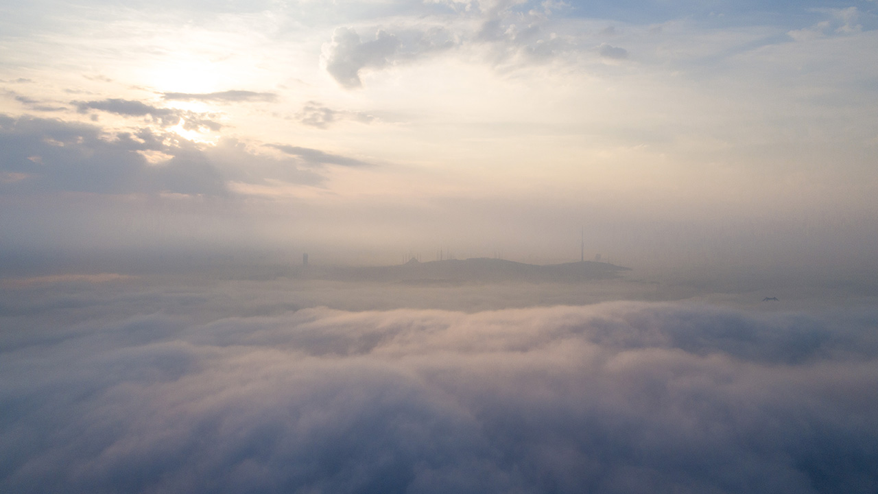 Atatürk ve Sabiha Gökçen havalimanlarının bulunduğu bölgelerde akşam saatlerinde yeniden etkili olmaya başlayan sis nedeniyle görüş mesafesi düştü.