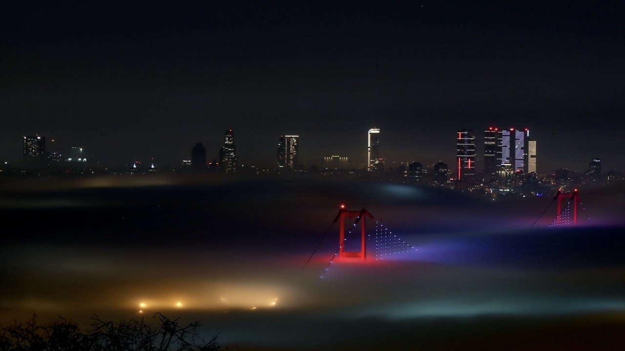 Bu nedenle her iki havalimanına iniş yapması beklenen bazı uçaklar havada tur atmaya başladı. İnişler ve kalkışlar gecikmeli olarak yapılırken, bazı uçaklar İstanbul`a yakın havalimanlarına yönlendirildi.