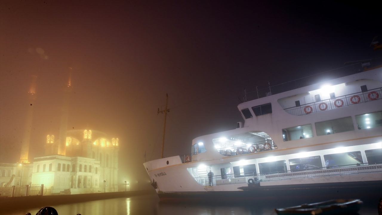Sis nedeniyle Bakırköy Sahil yolunda görüş mesafesi 50 metreye kadar düşerken sürücüler, sis farlarını yakarak güçlükle ilerleyebildi.