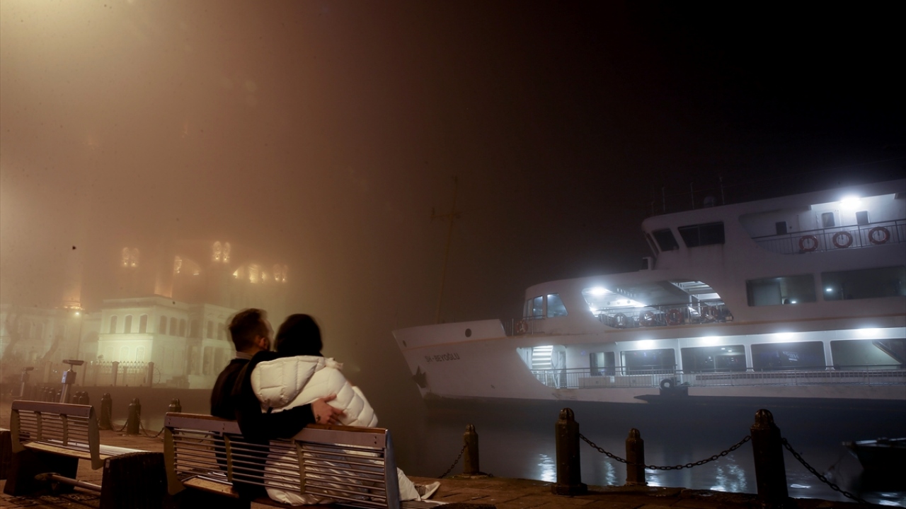 İstanbul Boğaziçi`nde de etkili olan yoğun sis, deniz seferlerinin aksamasına yol açtı.