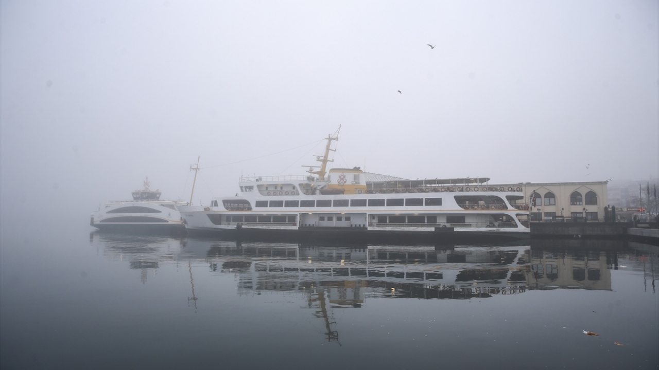 Çanakkale Boğazı`nda yoğun sis, deniz ulaşımını olumsuz etkiliyor.
