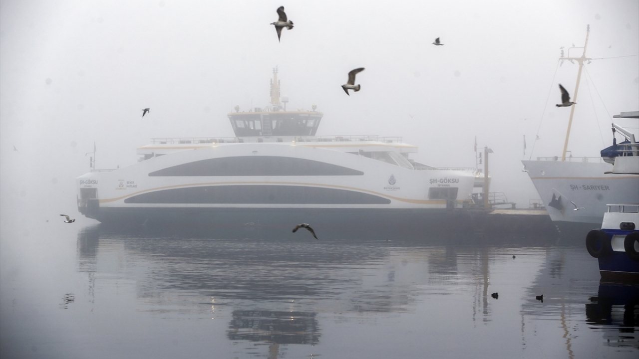 Bölgede sabah saatlerinde etkisini artıran sis, denizdeki görüş mesafesinin düşmesine neden oldu.