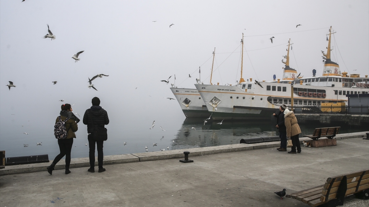 Çanakkale Boğazı Gemi Trafik Hizmetleri Müdürlüğünce, kuzey ve güneyden giriş yapacak gemilerin kaptanları telsizle uyarılarak, boğazın saat 05.00`da çift yönlü olarak transit gemi geçişlerine kapatıldığı duyuruldu.