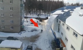 Çatıdan düşen kar kütlesinin altında kalmaktan son anda kurtuldu