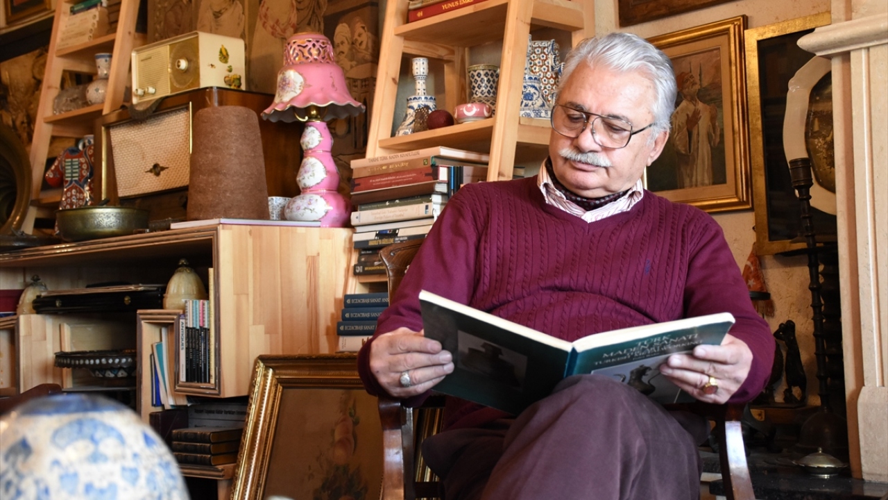 Asistan olarak çalışırken maaşının büyük bir bölümünü bu işe ayıran Akgül, koleksiyona ilk olarak hat sanatıyla başladı. 