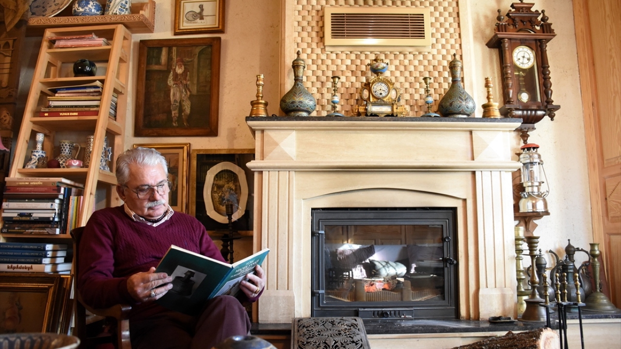 Koleksiyonundaki eserlerden bazılarını memleketindeki evine getiren Akgül, motiflerine uygun eşyalarla da odaları süsledi. 