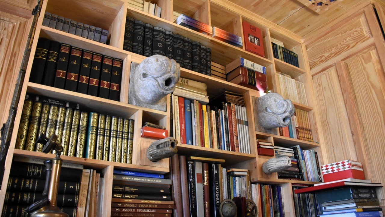 Akgül, odalar, banyo ve mutfakta kullandığı eşyaların Selçuklu, Osmanlı ve Cumhuriyet dönemlerine ait olduğunu anlattı.