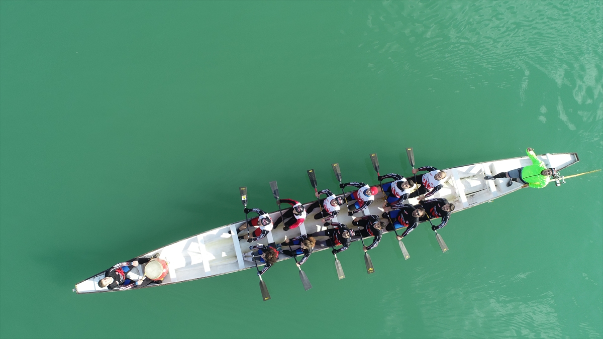 Çin kökenli bir spor olan dragon botta, Türkiye`deki yarışlarda birçok derece elde eden Samsun Büyükşehir Belediyesine bağlı Anakent Spor Kulübünün sporcuları zorlu parkura hazırlanıyor. 