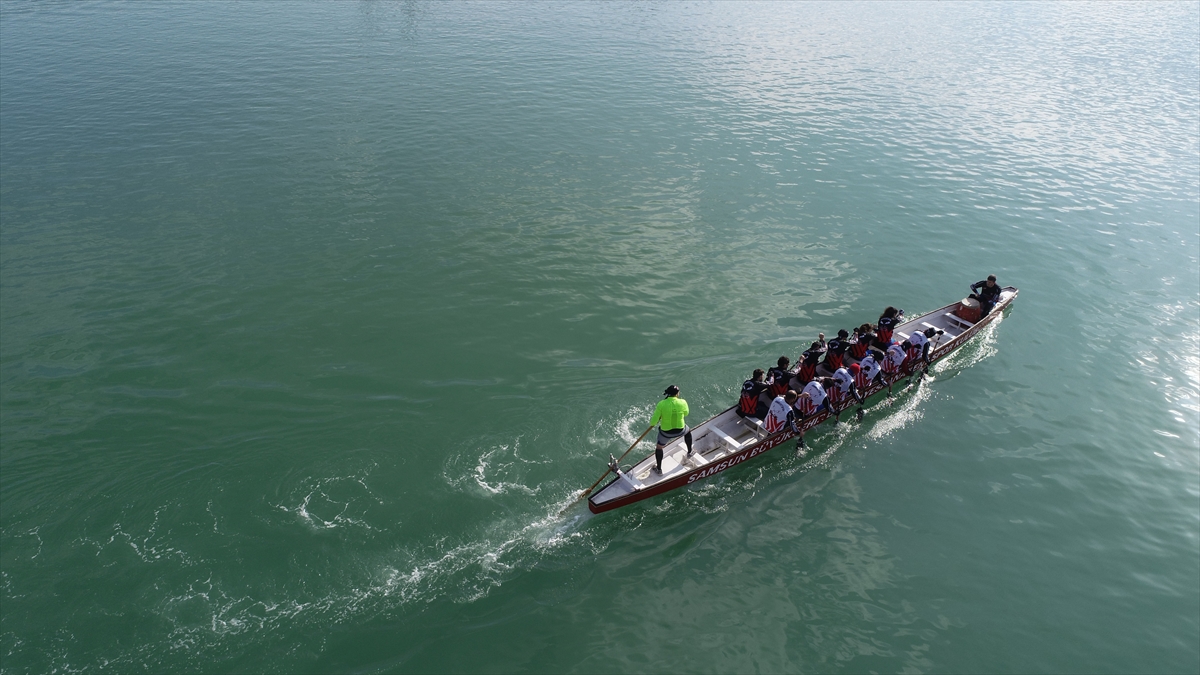 Avukat, öğretmen, esnaf, inşaat ustası gibi farklı meslek dallarında çalışan 16 kürekçi ve 1 davulcunun oluşturduğu dragon bot takımı, 1 Mayıs`ta Yavuz Sultan Selim Köprüsü altından kano ile yola çıkacak.