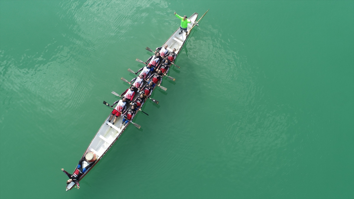 Karadeniz sahil şeridini takip edecek sporcular, 19 günde Samsun`a ulaşıp, Atatürk`ün Samsun`a ilk adımı attığı Kurtuluş İskelesi`nde yanlarında getirdikleri Türk bayrağını açarak etabı tamamlayacak.