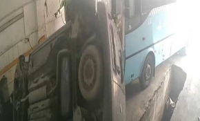 Direksiyon hakimiyetini kaybeden sürücü oto sanayideki araca çarptı