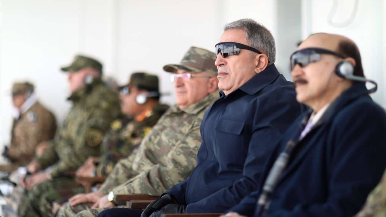 Bakan Akar yakın takipteydi