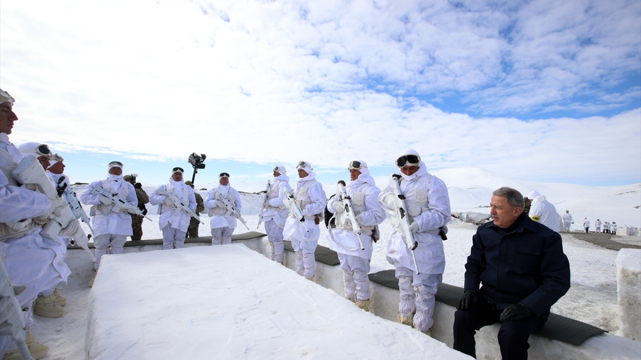 Tatbikatlar sırasında incelemelerde bulunan Bakan Akar, komandoların hazırlıklarını denetledi.