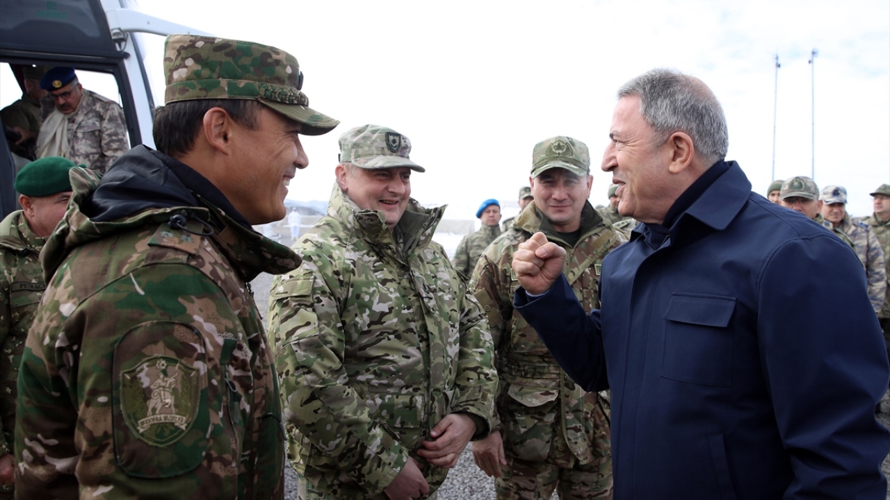 Akar ayrıca, tatbikatı izleyen yabancı ülke askerî ataşeleriyle de bir araya geldi.