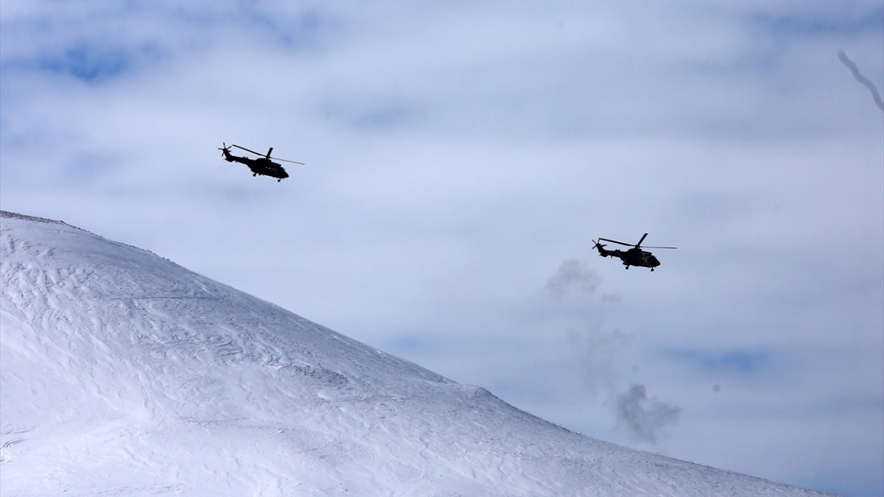 Belirlenen hedeflere ilk olarak helikopterlerle komandolar getirildi.