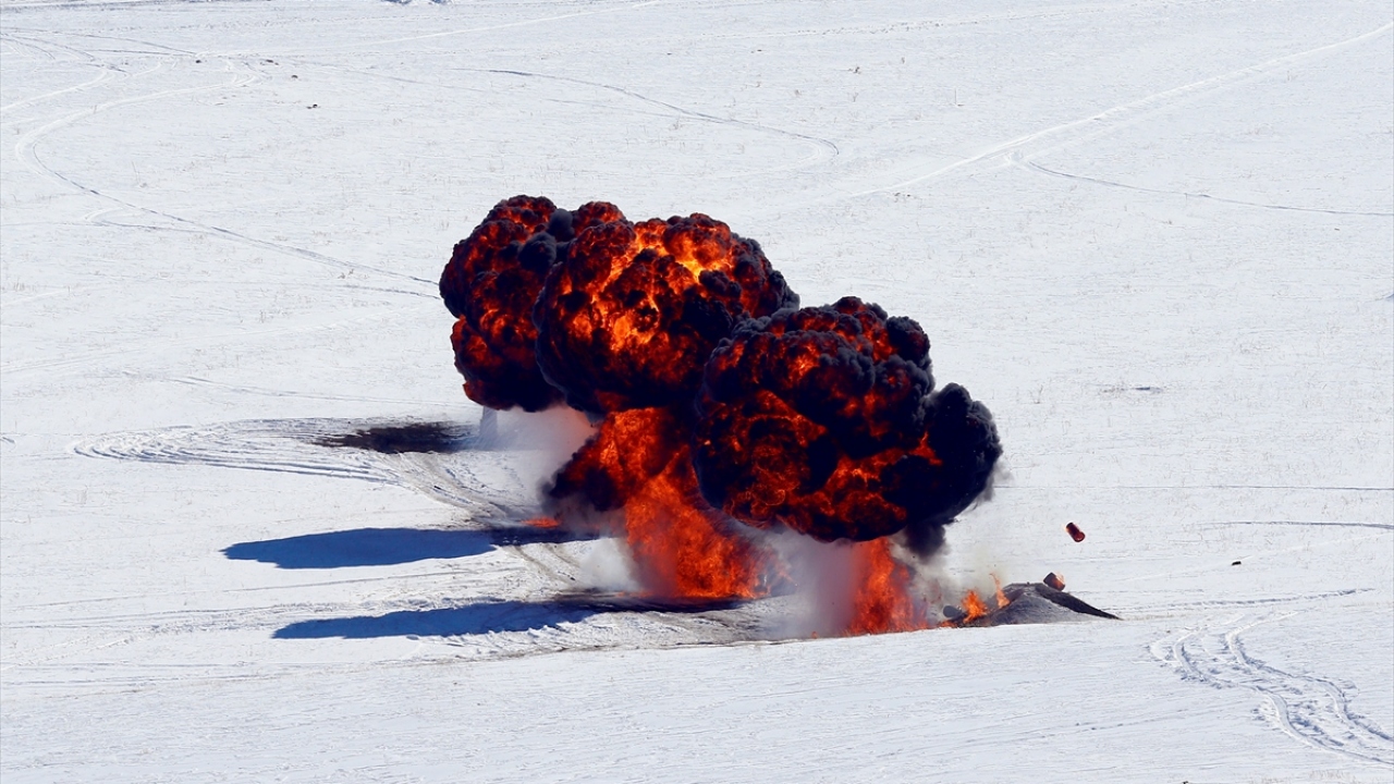 Askerler, mayınlı sahalarda geçit açma sistemi TAMKAR`ın mayınları imha ederek açtığı alanda ilerledi.
