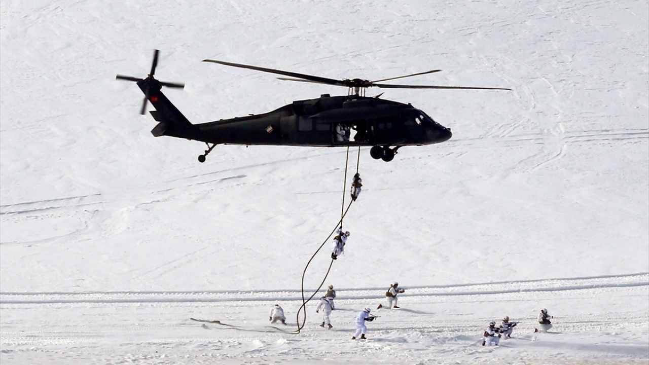Sonrasında ise bordo bereliler helikopterden iple inerek hedefe yöneldi.