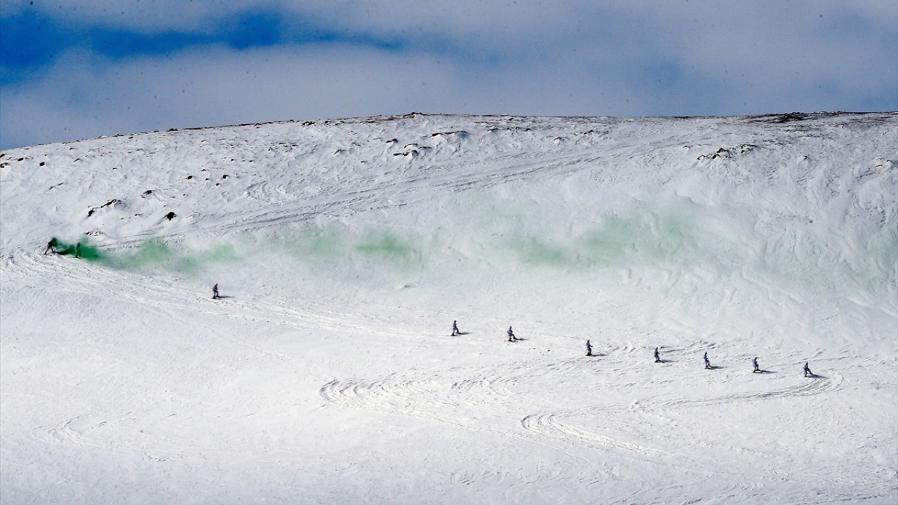 Karlı tepeye bırakılan komandolar, kayaklarla hedeflerine doğru ilerledi.