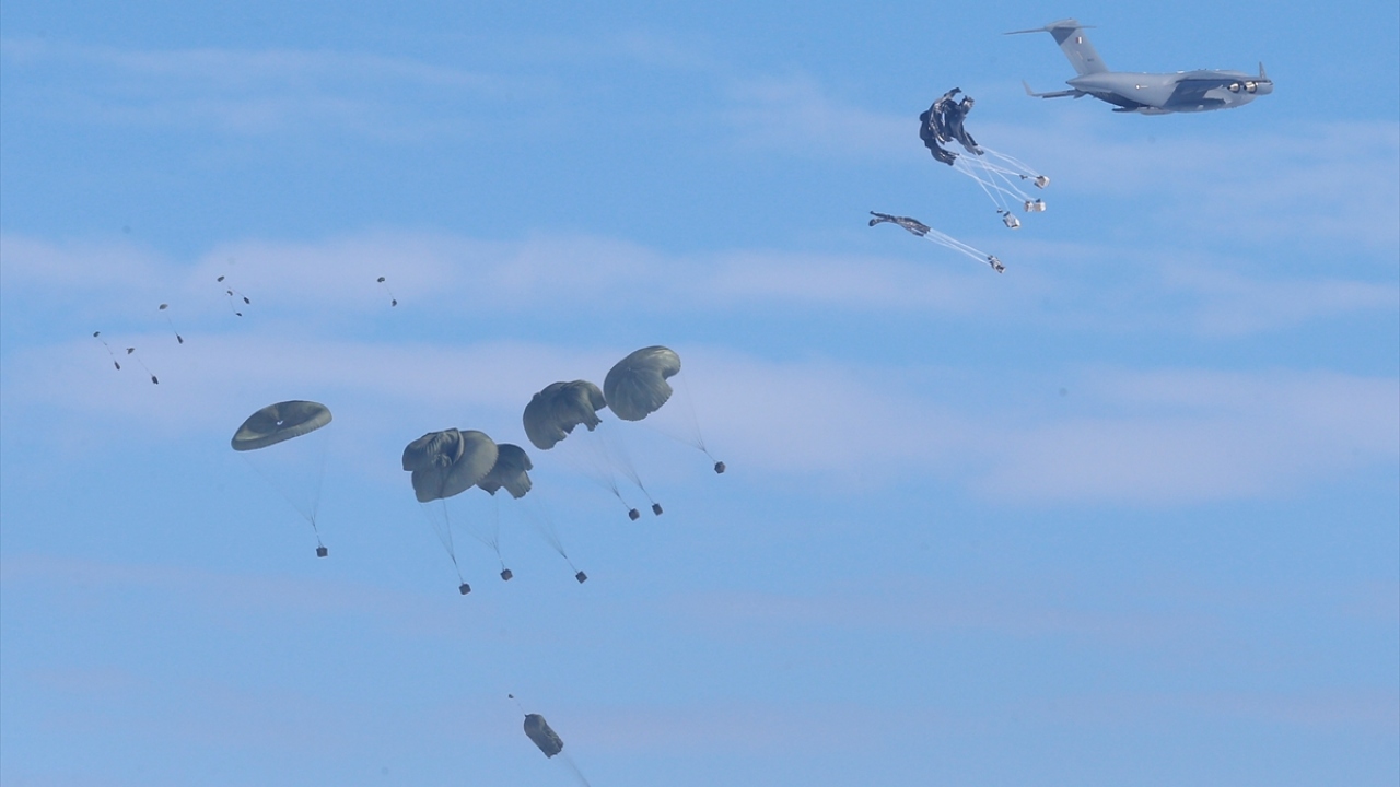 Hava Kuvvetleri Komutanlığına bağlı nakliye uçağıyla havadan ikmal faaliyeti yapıldı. Birliklere gerekli malzemeler uçaktan tatbikat alanına atıldı. 