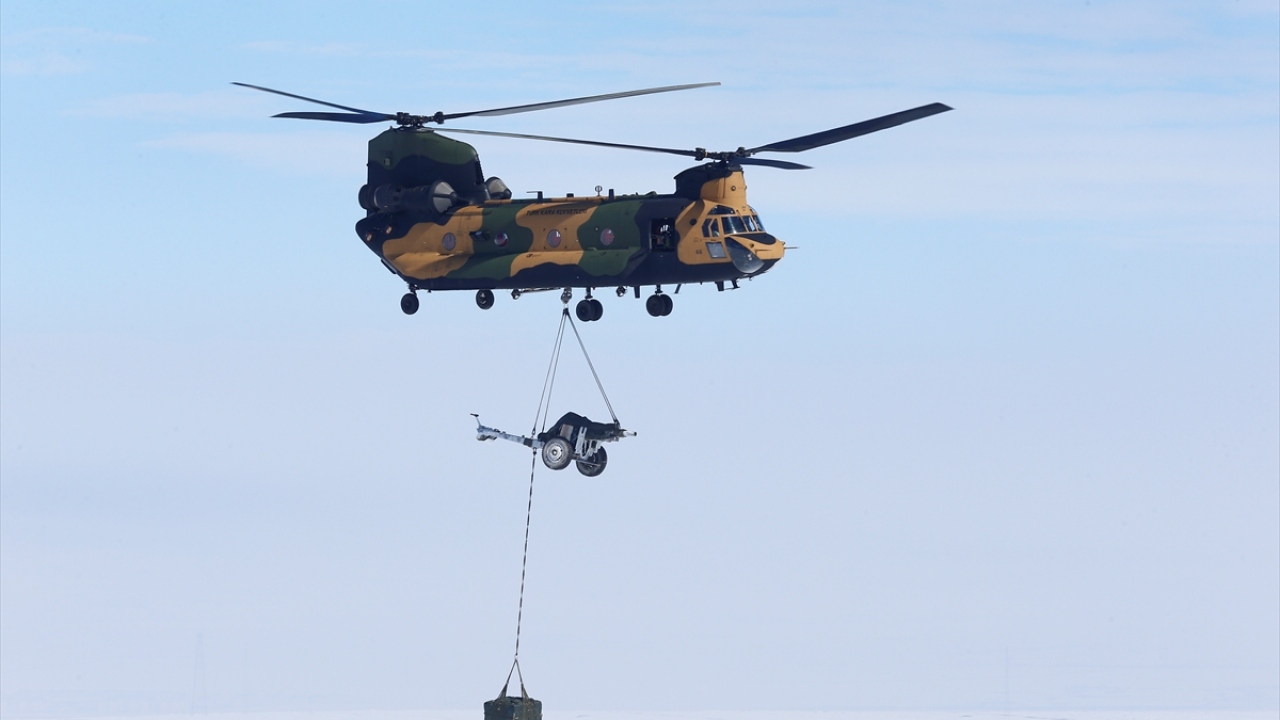Chinook helikopteri ise 105 milimetrelik topu taşıyarak tatbikat alanına getirdi. 