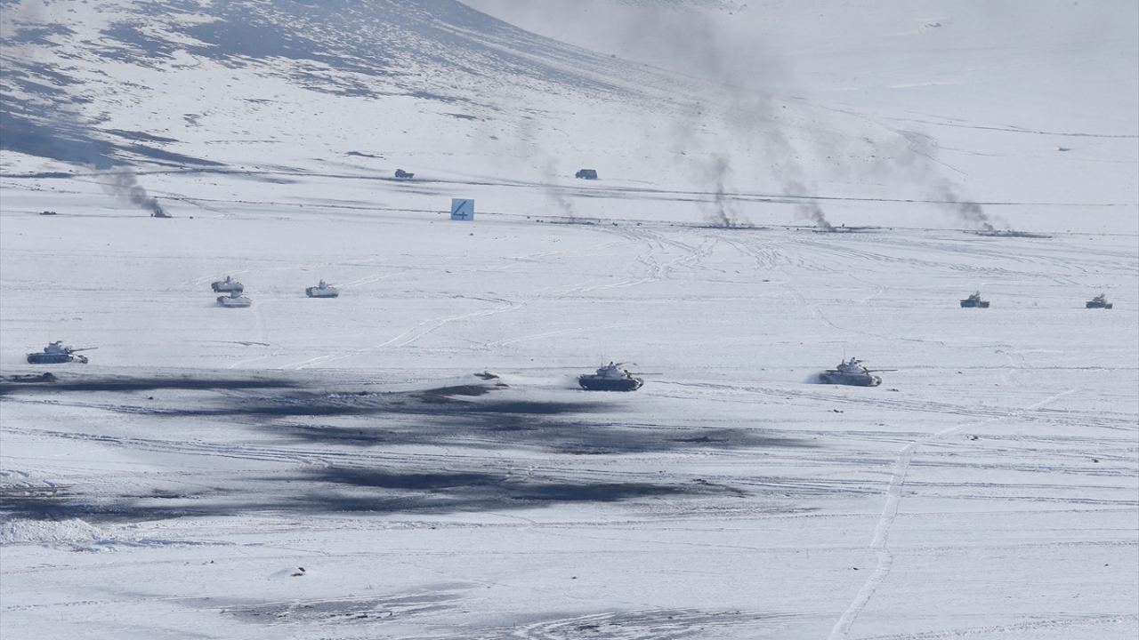 Yaralı kurtarma harekatının da icra edildiği tatbikatta obüs ve tanklar da hedeflerini tam isabetle vurdu. 