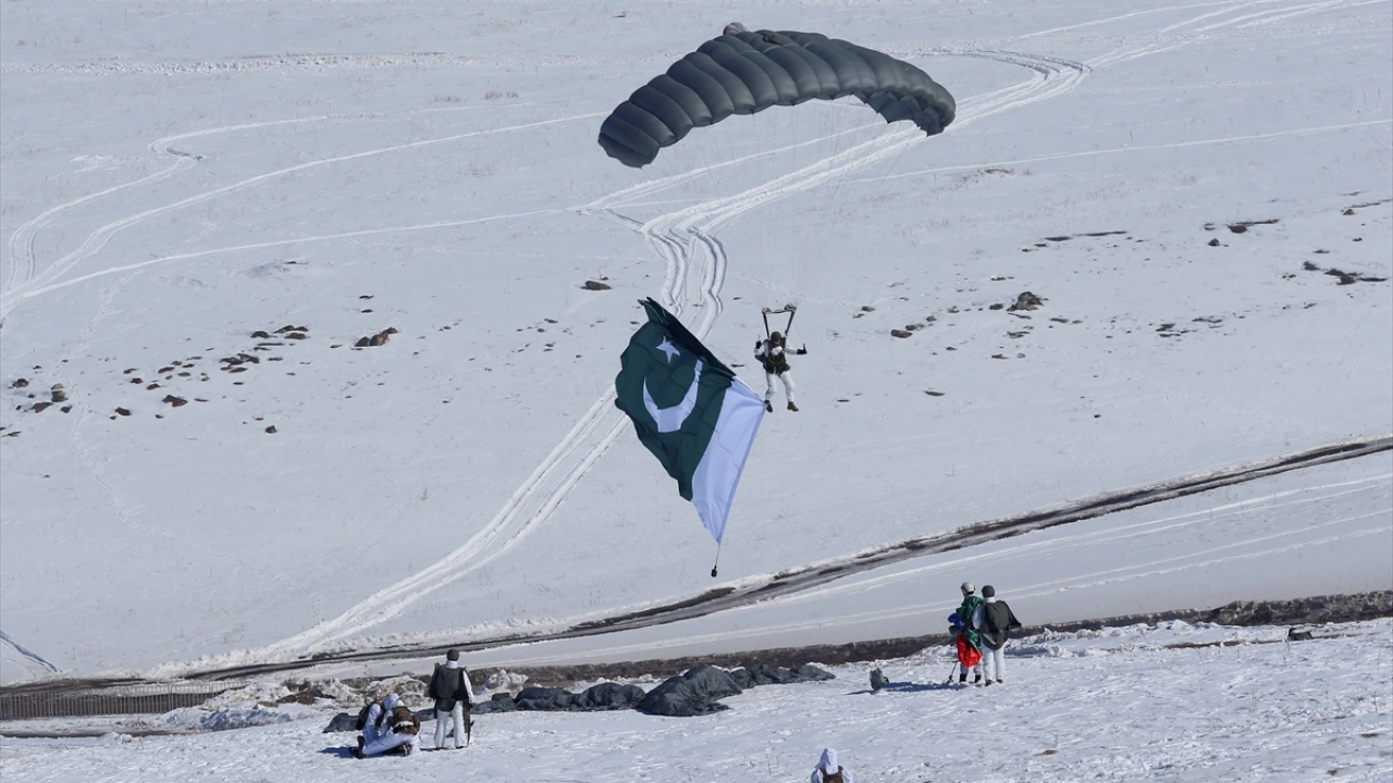 Tatbikata katılan ülkelerin bayraklarının açıldığı atlayışla seçkin gözlemci gününün fiili safhası sona erdi.