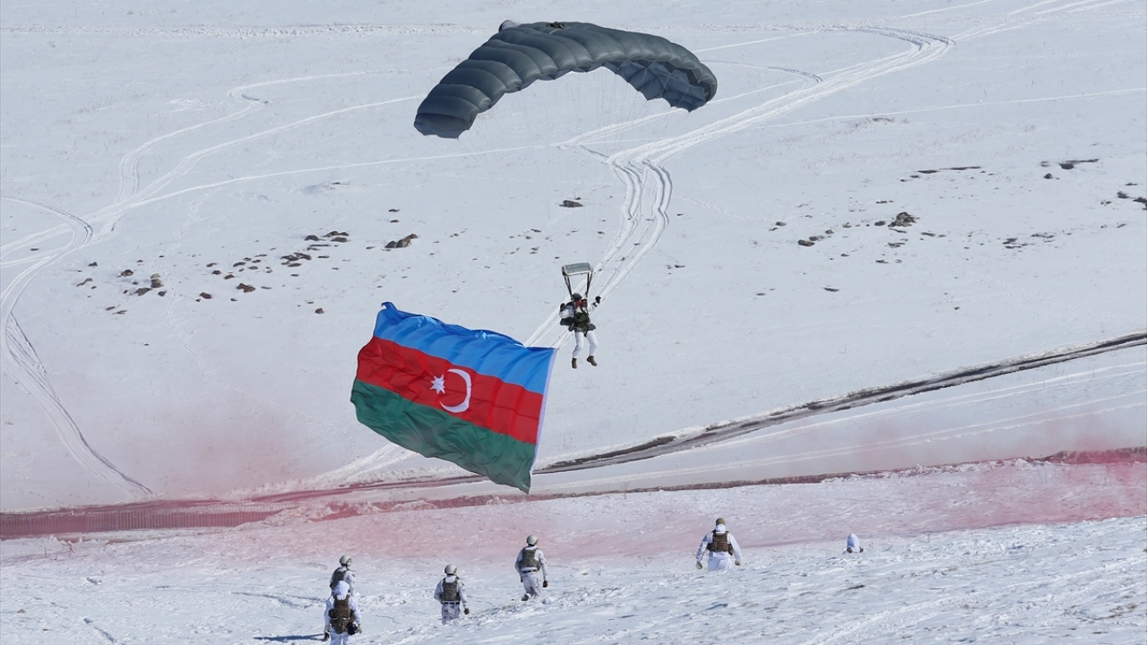 Tatbikatın sonunda Katar Hava Kuvvetlerine bağlı uçaktan Özel Kuvvetler Komutanlığı personeli bayrak atlayışı yaptı.