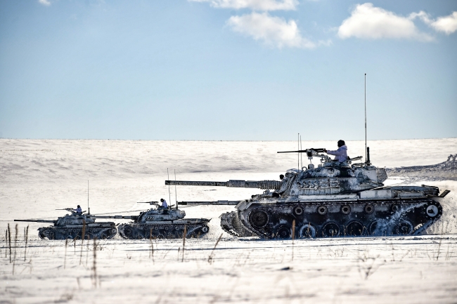 Buradaki faaliyet topçu atışlarıyla başladı. İHA`lar tarafından belirlenen hedefler toplar tarafından vurulurken bir hedefi de SİHA imha etti.