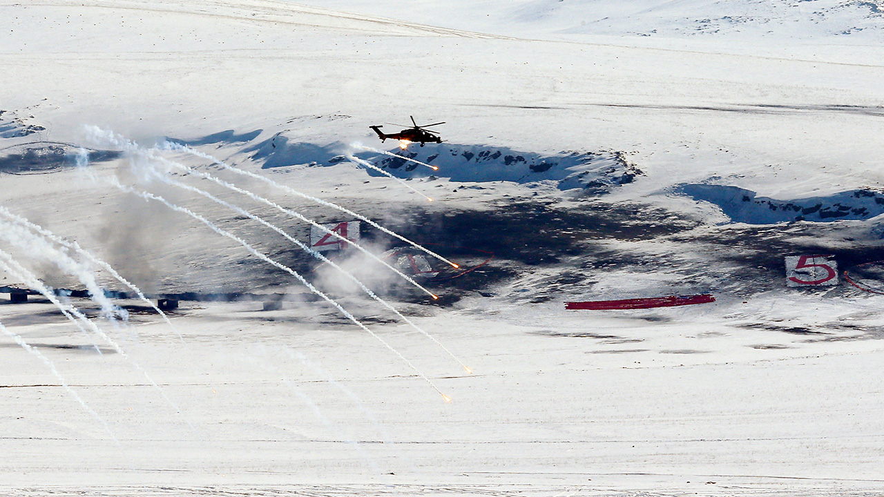 TSK`nin birleşik, müşterek kış tatbikatı, Şehit Astsubay İlhan Hamlı Atış ve Tatbikat Alanı`nda devam ediyor.