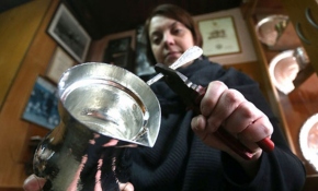 Bosna'nın 16. yüzyıl tekniğini kullanan tek kadın bakırcısı