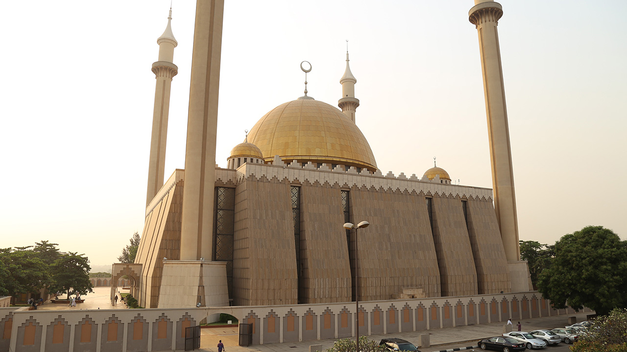 Nijerya`nın en büyük mimari yapıları arasında bulunan cami kompleksinde günlük ibadetlerin yanı sıra eğitim ve ticari faaliyetler de yürütülüyor.