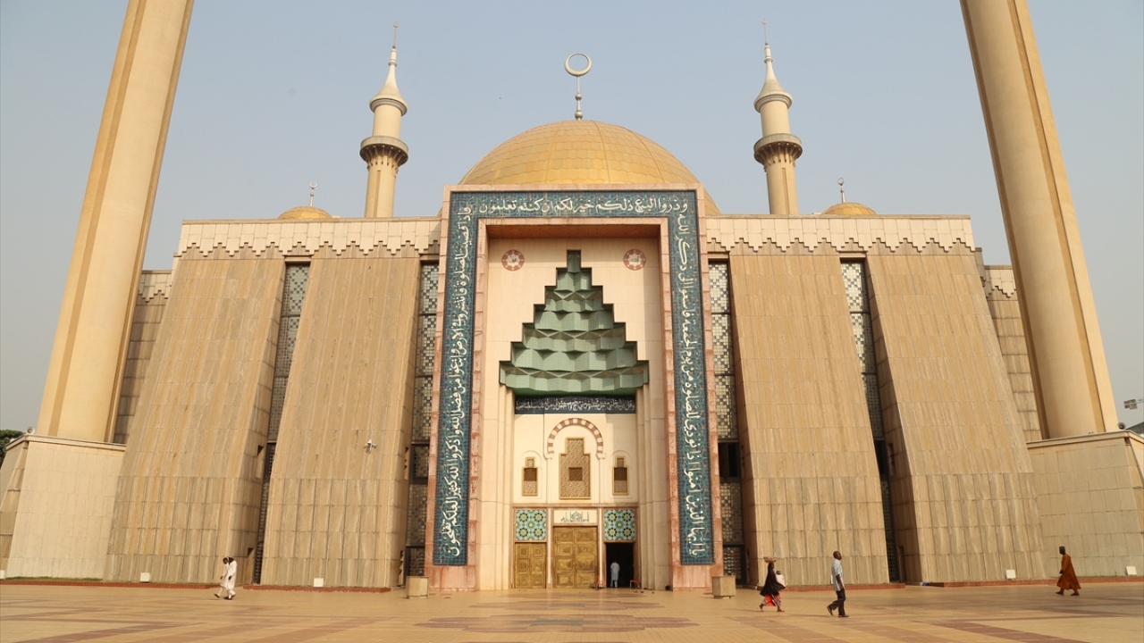 Abuja Ulusal Cami İmamı Muhammed Kabir Adem, yaptığı açıklamada, "Bu cami Sokoto Sultanının öncülüğünde Nijerya İslami İşler Yüksek Kurulu tarafından 1984 yılında inşa edildi ve 1991 yılında ibadete açıldı." dedi.
