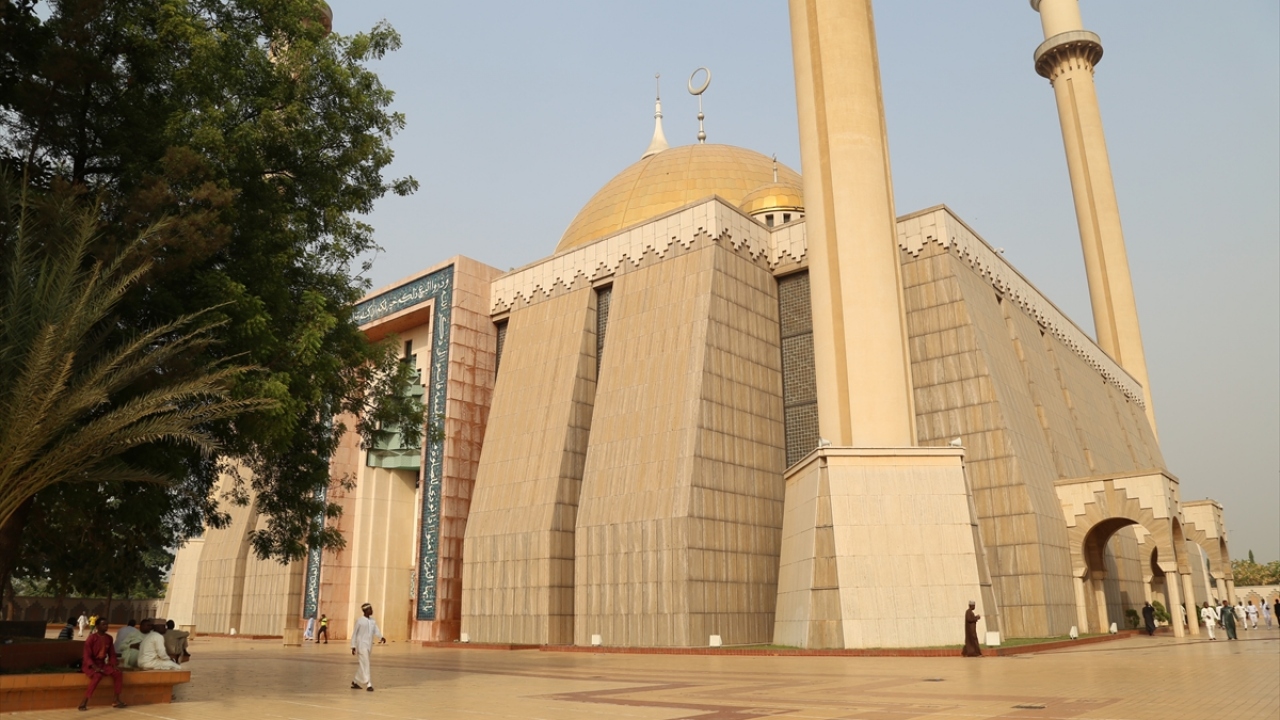 Abuja`nın 1991 yılında başkent ilan edilmesinden sonra faaliyete geçen camide 15 bin kişi toplu halde namaz kılabiliyor.