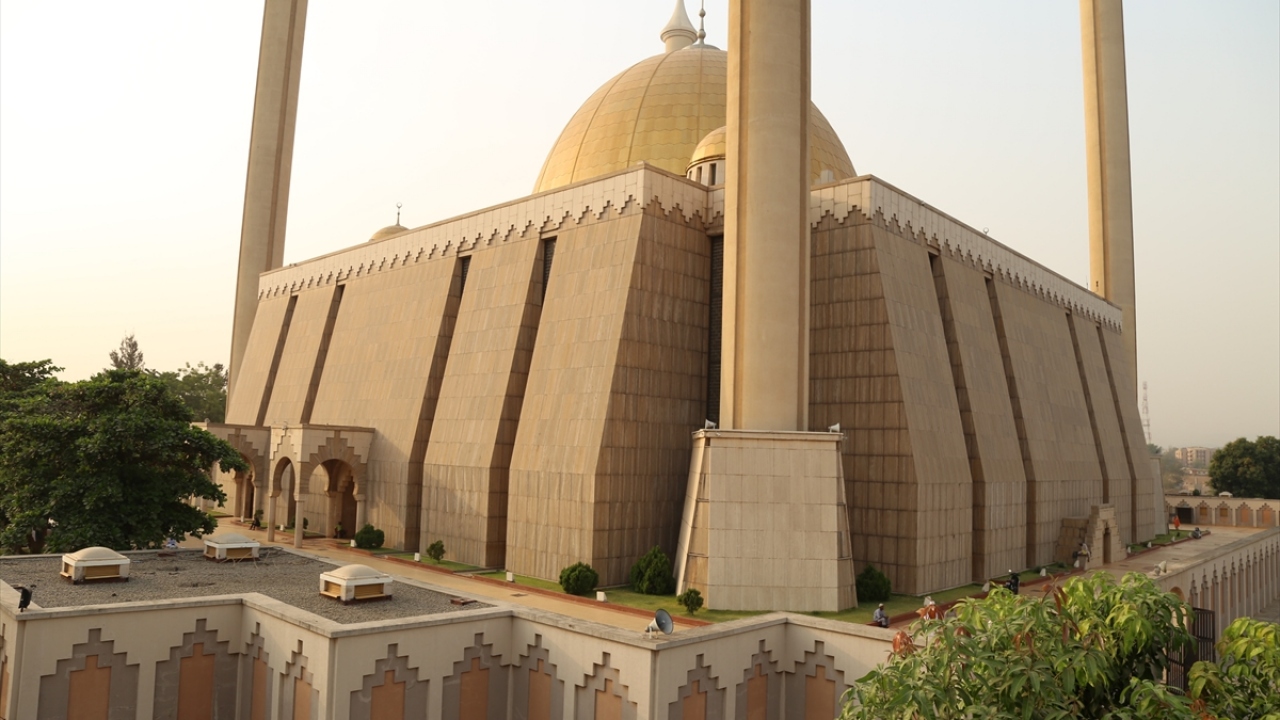 Cami kompleksinde kitap, seccade ve tekstil ürünlerinin satıldığı bir çarşı, konferans salonları, eğitim merkezi, kütüphane ve sivil toplum kuruluşlarına ait ofisler bulunuyor.