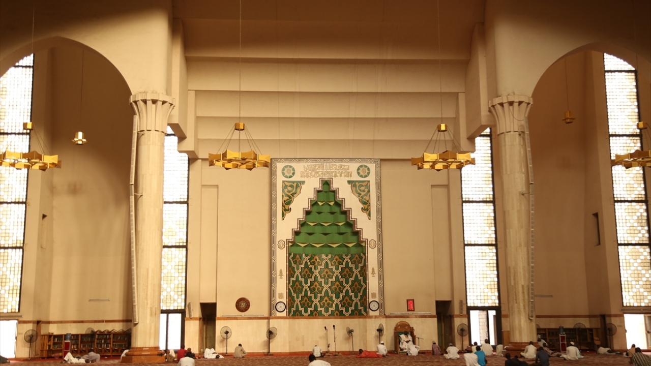 Yaklaşık 200 milyon nüfusa sahip Batı Afrika ülkesi Nijerya`da Müslümanlar, Hristiyanlar ve yerel dine mensup insanların yanı sıra 200`den fazla etnik grup bulunuyor.