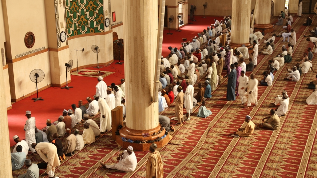 Ülkenin etnik ve dini çeşitliliğine dikkati çeken Adem, "Bu cami ülkedeki birliğin ve İslam`ın sembolüdür." dedi.