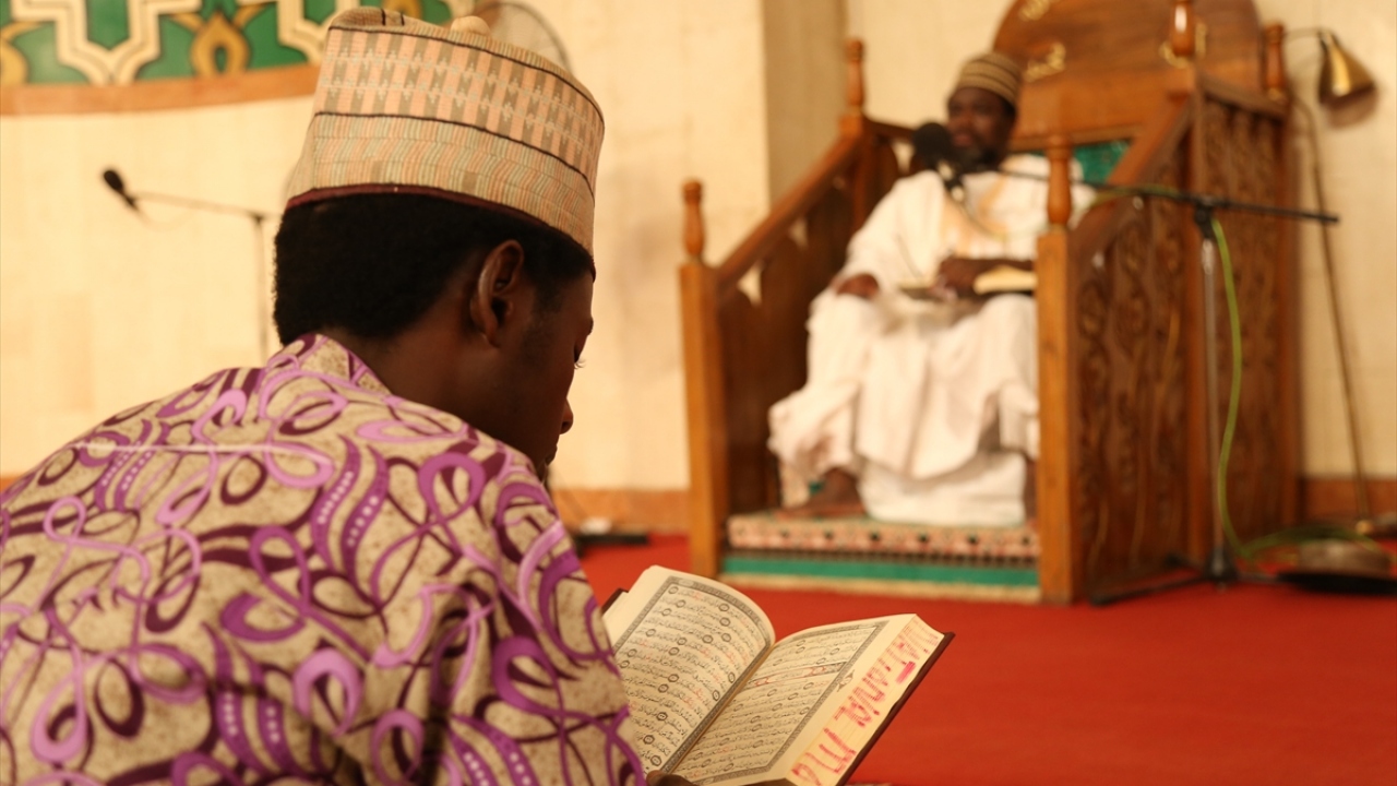 Adem, caminin 60 bin metrekare alana kurulu olduğunu belirterek, "Nijerya`nın farklı bölgelerinde büyük camiler var ama ülkenin en büyük camisi, alan olarak Abuja Ulusal Cami`dir." şeklinde konuştu.