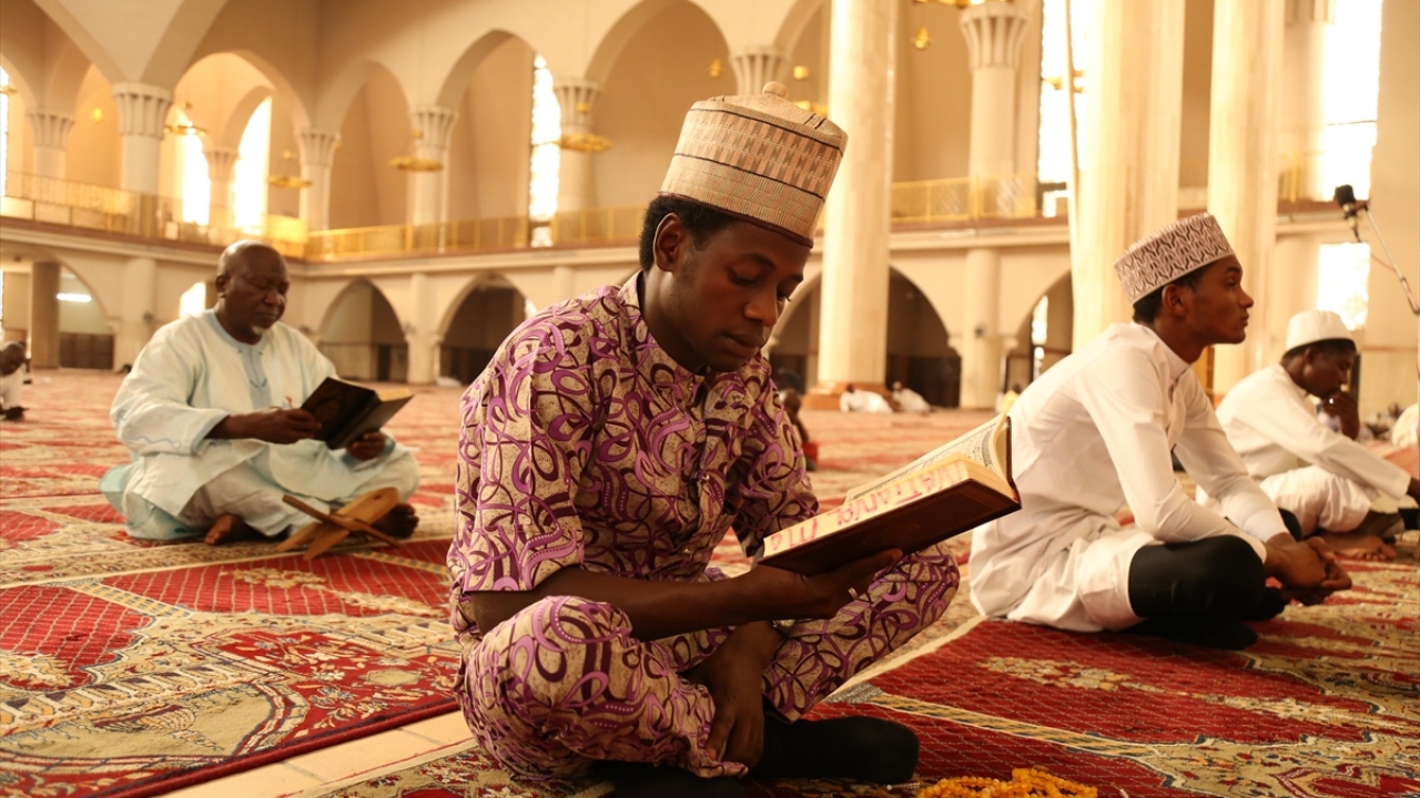 Yerli ve yabancı birçok kişi tarafından ziyaret edilen caminin kompleksinde bulunan konferans salonları ve kütüphanelerde ise farklı alanlarda eğitim çalışmaları yürütülüyor ve konferanslar düzenleniyor.