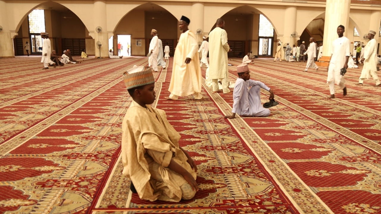 Cami cemaatinden Abdulkadir Ahmed ise "Camimizin yanında kitapların satıldığı bir çarşı ve konferans salonları bulunuyor. İbadetten başka eğitim faaliyetleri ve etkinlikler için bu camiyi kullanabiliyoruz." açıklamasını yaptı.