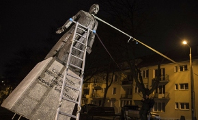 Polonyalı eylemciler çocuk istismarını protesto için rahip heykelini yıktı