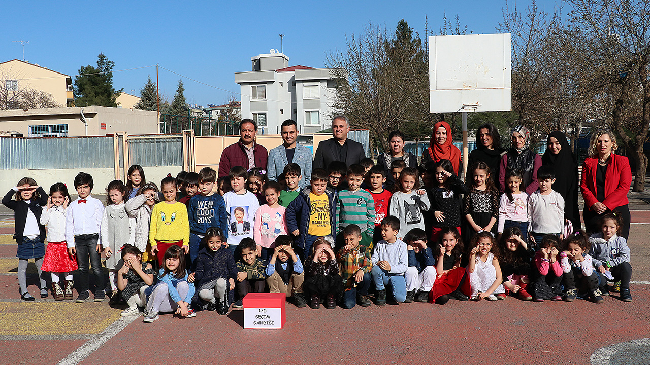 Seçim sandığı bu kez de sınıf başkanlığı heyecanının yaşandığı merkez Kayapınar ilçesindeki Şehit Polis Mehmet Erçin İlkokulu 1-D sınıfına kuruldu.