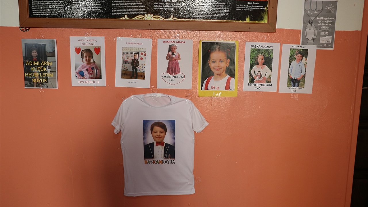 Sandık görevlilerinin de yerini almasıyla gerçekleştirilen seçimde sınıf başkanlığına Sait Kayra Çay, başkan yardımcılıklarına da Elif Yalçın ve Begüm Zehra Meylani seçildi.